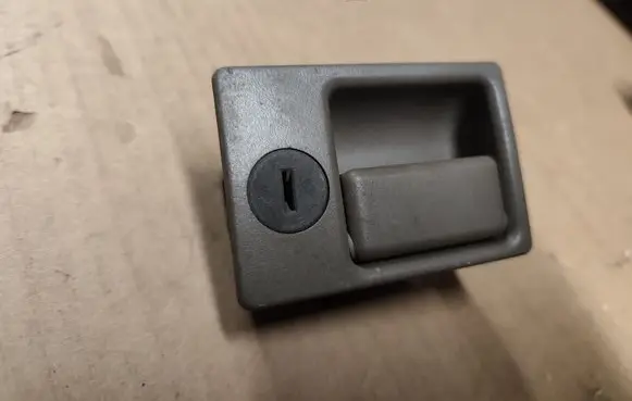 Jeep Grand Cherokee Glove box lock 
