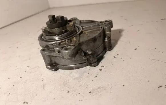 BMW 1 E82 E88 Vacuum pump 7597024