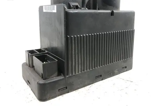 Mercedes-Benz E W124 Central locking vacuum pump 0132006331 2028000048