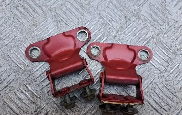 Tailgate/trunk/boot hinge