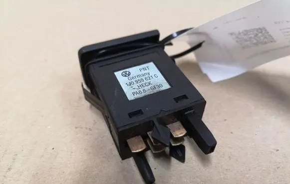 Volkswagen Golf IV Windscreen/window heater switch 1J0959621C