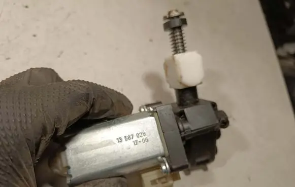 Opel Insignia B Seat adjustment motor 0390207003
