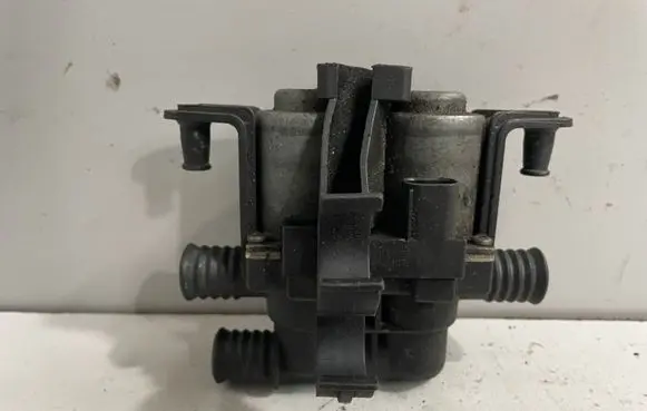 BMW 5 E39 Coolant heater control valve 8374995