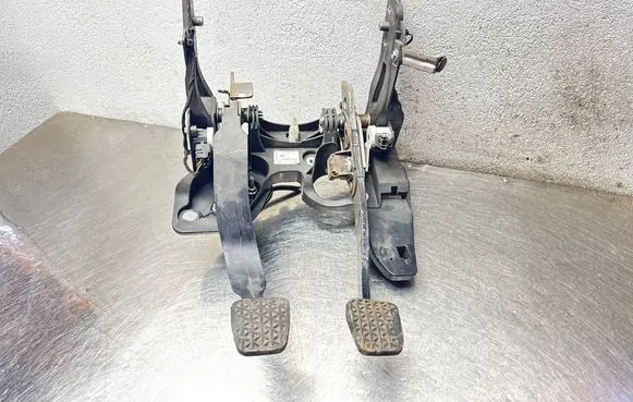 Opel Astra J Pedal assembly 512723057 13252182 0000087