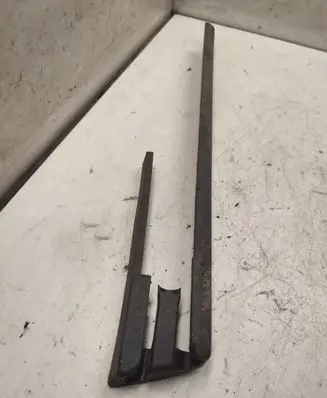 Volkswagen Touareg I Front driver seat rail trim 7L0881463