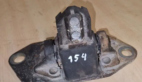 Volvo V70 Engine mount bracket