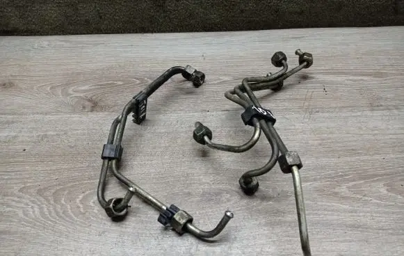 Volvo V70 Fuel injector supply line/pipe 