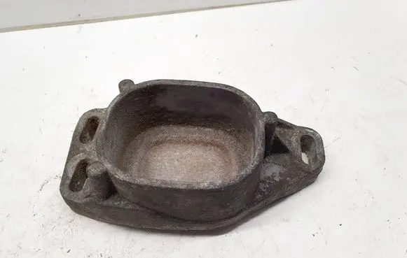 Volkswagen PASSAT B5.5 Engine mounting bracket 8117890114