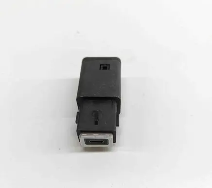 Peugeot 3008 III USB socket connector 9851608480 9831350680