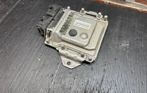 Suzuki SX4 Engine control unit/module 3392055L10 0261S04535