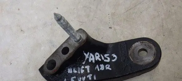 Toyota Yaris Engine mounting bracket