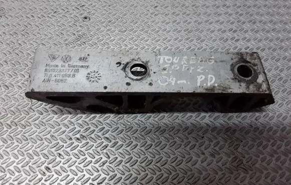 Volkswagen Touareg I Sway bar bush bracket, front 7L0411063B