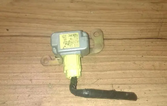 Mazda 323 F Airbag deployment crash/impact sensor B25D57KD0A 8117a