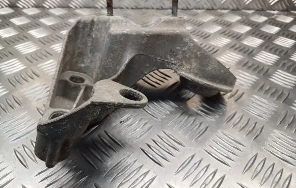 Audi A6 S6 C5 4B Engine mounting bracket 4B0199352