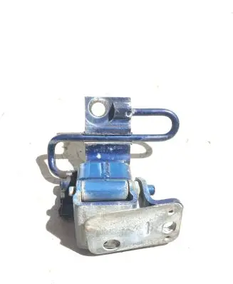 Volkswagen Touareg I Front door lower hinge 7L0831411