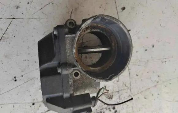 Volkswagen Golf V Throttle valve 03G128063A
