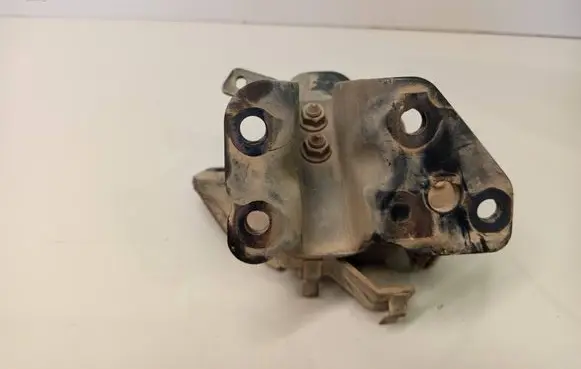 Isuzu D-Max Engine mount bracket 