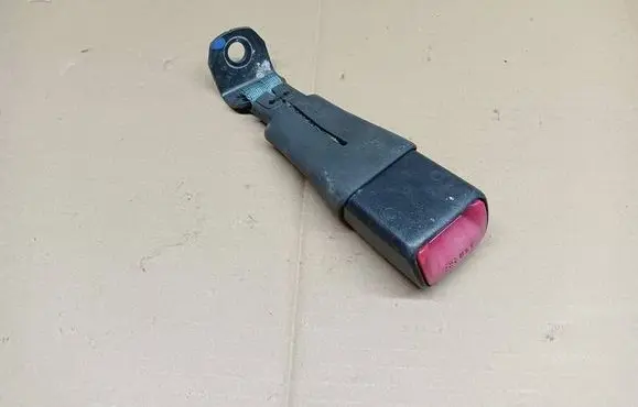 Suzuki Swift II Rear seatbelt buckle