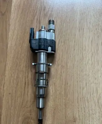 BMW 1 E82 E88 Fuel injector 7585261 13537585261