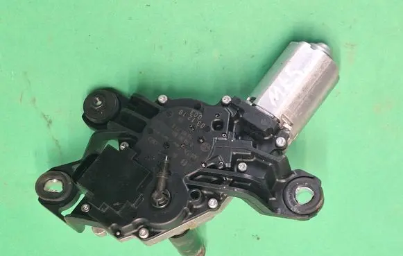 Volkswagen Golf V Rear window wiper motor 0390201800 1K6955711B