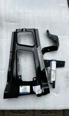 Ford Ranger Fender mounting bracket 1755040