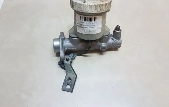 Mitsubishi Pajero Sport I Brake fluid reservoir 