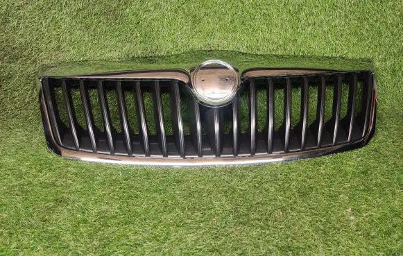 Skoda Octavia Mk2 (1Z) Front bumper upper radiator grill 1ZD853661A 1ZD853688BA
