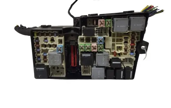 Volvo V40 Fuse module AV6T14A067AD