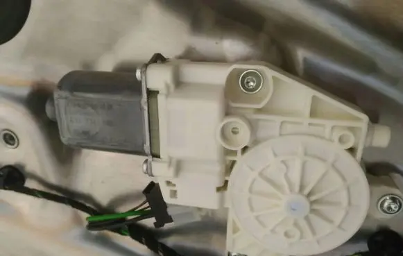 Mercedes-Benz E W212 Front door window regulator motor A2129066802 C33724-100