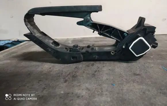 Mercedes-Benz E W211 Accelerator throttle pedal A2113090504