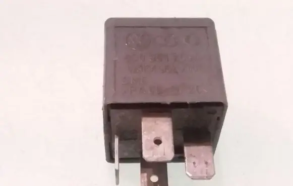Volkswagen PASSAT B5 Other relay 8D0951253A V23134B52X301 373