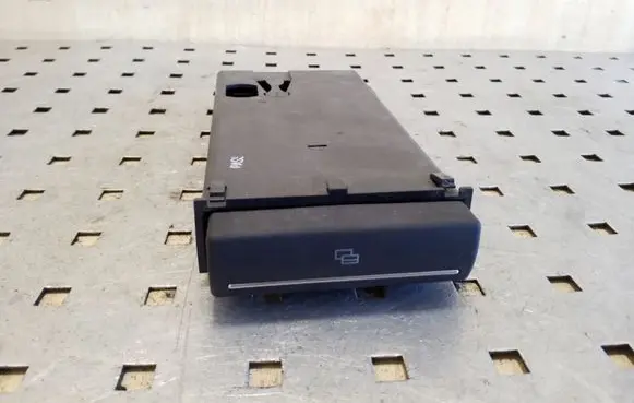 Audi A3 S3 A3 Sportback 8P Dashboard storage box/compartment 8P0941561