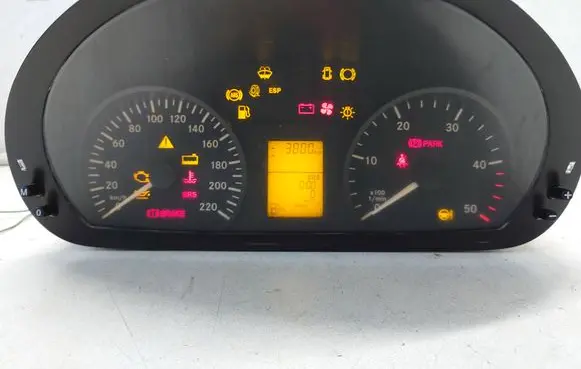 Mercedes-Benz Vito Viano W639 Speedometer (instrument cluster) A6399001100 6399001100