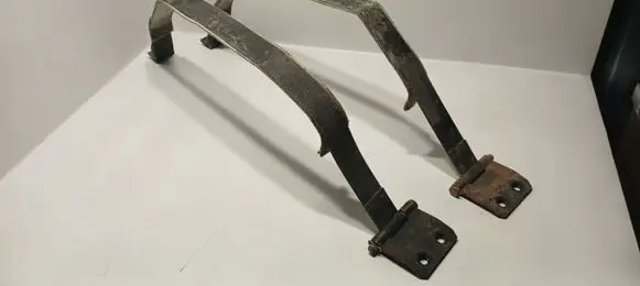 Toyota Land Cruiser (BJ70) Fuel tank mounting bracket