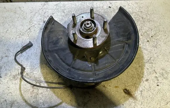 Buick Encore I Front wheel hub