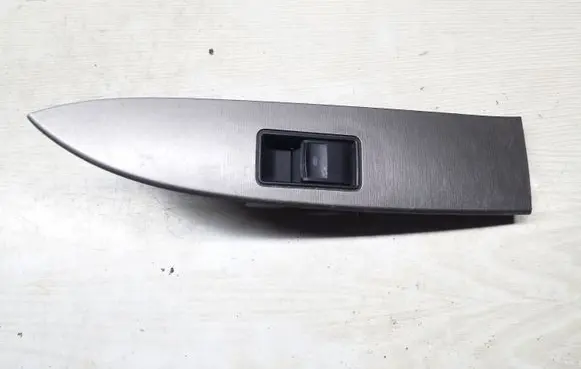 Toyota Avensis T270 Electric window control switch 8481005070