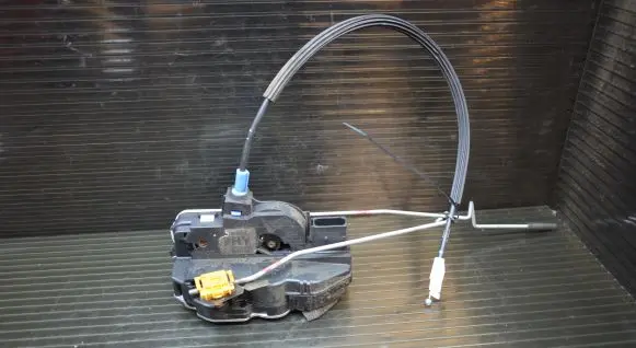 Opel Mokka Front door lock