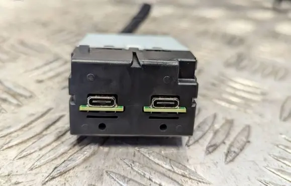 Volvo XC40 USB socket connector 32375814