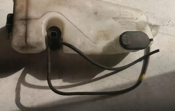Dacia Logan I Windshield washer fluid reservoir/tank 8200210002