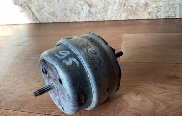 Engine mount bracket