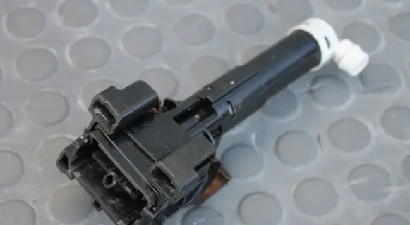 Headlight washer spray nozzle