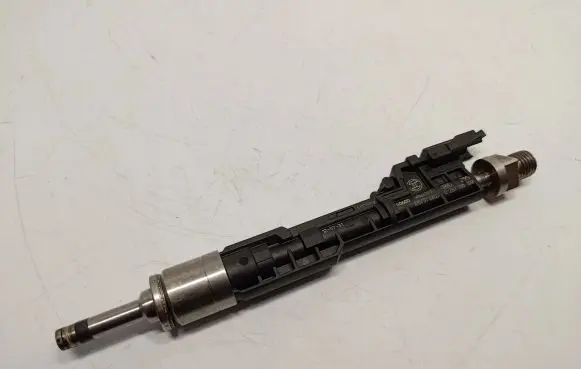 BMW 5 F10 F11 Fuel injector 13647597870