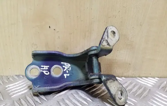Chevrolet Captiva Front door lower hinge 
