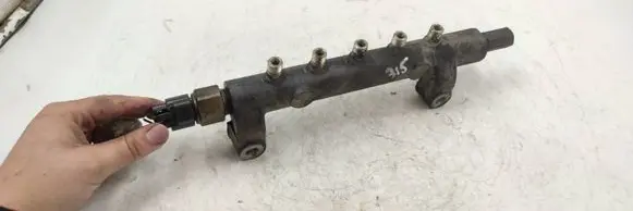 Nissan Primera Fuel main line pipe 11d2391 0420 6100