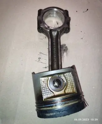 Nissan Navara D22 Piston with connecting rod