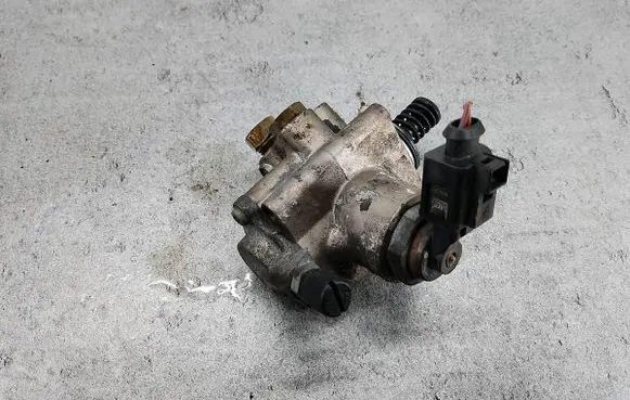 Audi A3 S3 8P Fuel injection high pressure pump 06F127025D