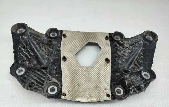 Volvo XC70 Rear differential/diff mount bracket 30639931
