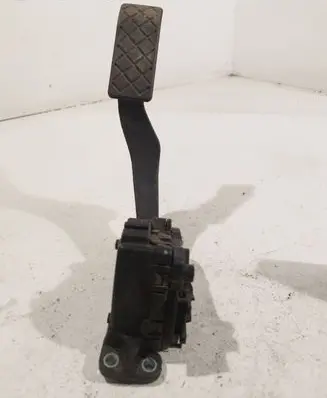 Accelerator throttle pedal