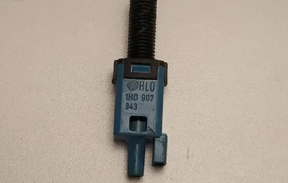 Volkswagen Golf IV Brake pedal sensor switch 1H0907343