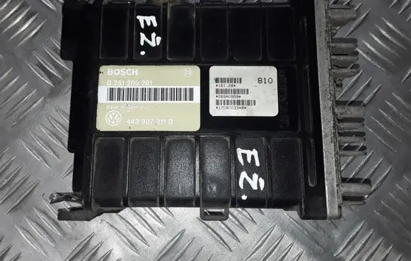 Volkswagen PASSAT B3 Engine control unit/module 0261200261 443907311B